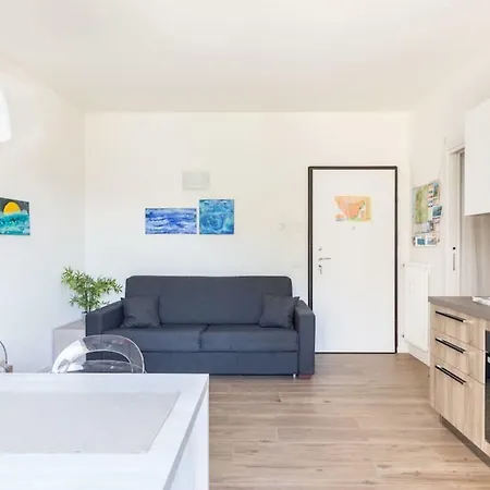 1 Apartment *
